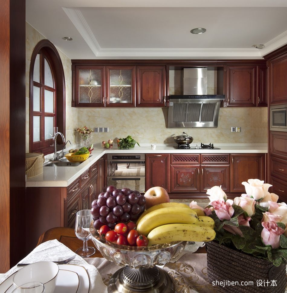 廚房與衣物的完美結(jié)合 實(shí)用與美觀的現(xiàn)代裝修設(shè)計(jì)